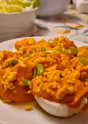 Una foto de Huevos rellenos de salpicón de marisco con hummus de pimiento
