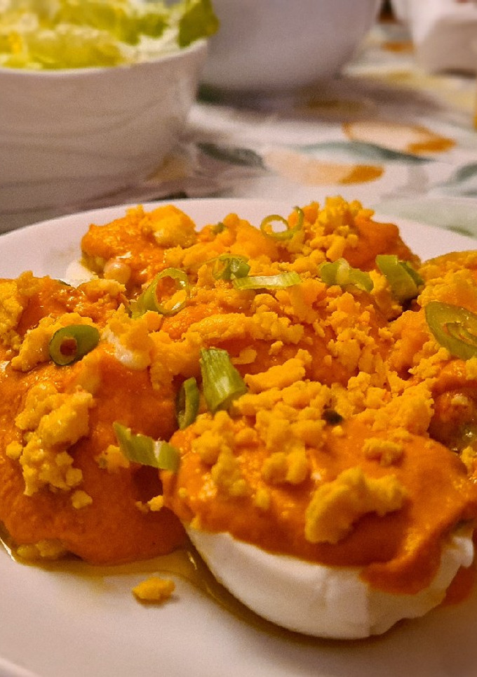 Una foto de Huevos rellenos de salpicón de marisco con hummus de pimiento