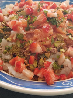 Una foto de Ensalada de cuscús, naranja, hierbabuena, pistachos y ahumados