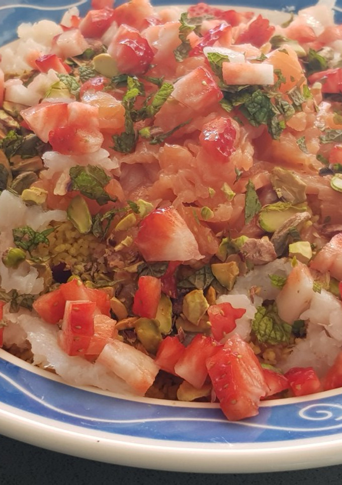 Una foto de Ensalada de cuscús, naranja, hierbabuena, pistachos y ahumados