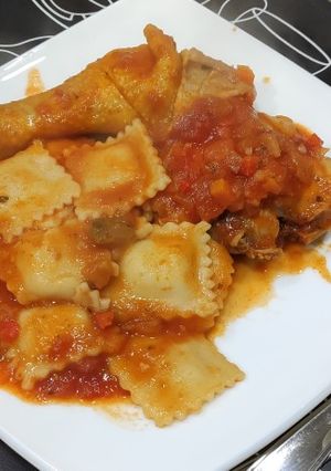 Una foto de Estofado de pollo con ravioles 🤤