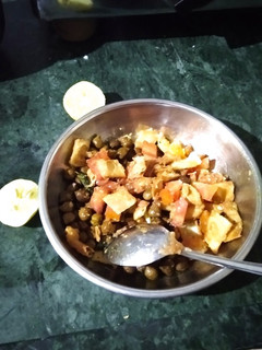 टमाटर चना पापड़ी चाट (Tomato Chana Papdi Chaat Recipe In Hindi) रेसिपी मुख्य फोटो