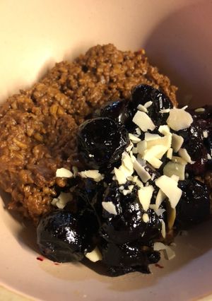 A picture of Chocolate cherry porridge 🍒 - vegan.