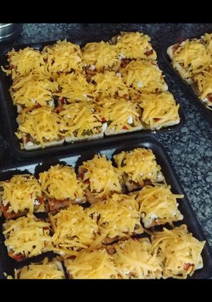A picture of Fully loaded veg mini pizzas.