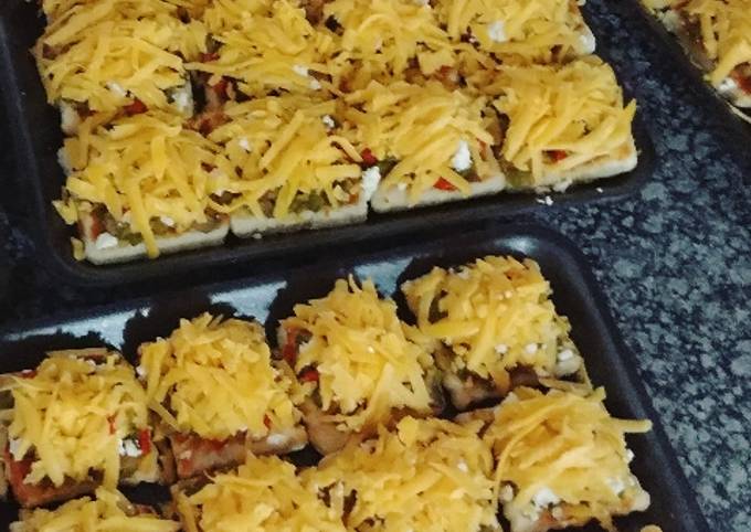 Fully loaded veg mini pizzas