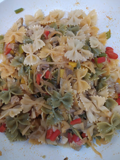 Una foto de Pasta con verduras y carne