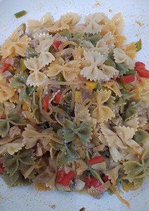 Una foto de Pasta con verduras y carne