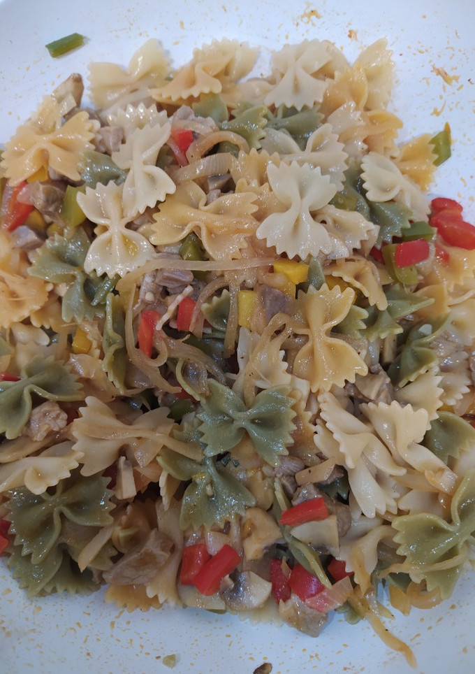 Una foto de Pasta con verduras y carne