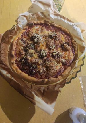 Une photo de Pizza avec de la pâte briser🍕