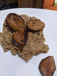 Una foto de Puré de harina tostada con higos. "Zanko Murkë"