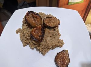 Una foto de Puré de harina tostada con higos. "Zanko Murkë"