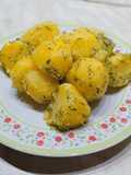 Guarnición de patatas hervidas con eneldo y mantequilla