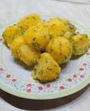 Guarnición de patatas hervidas con eneldo y mantequilla