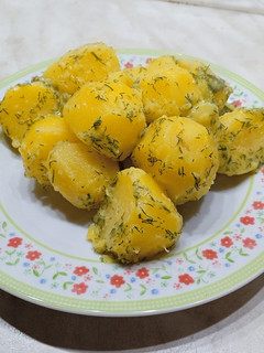 Una foto de Guarnición de patatas hervidas con eneldo y mantequilla