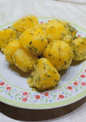 Una foto de Guarnición de patatas hervidas con eneldo y mantequilla