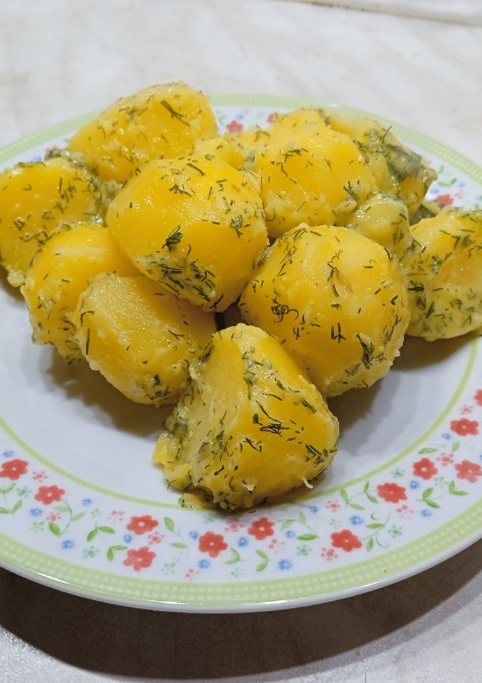Una foto de Guarnición de patatas hervidas con eneldo y mantequilla