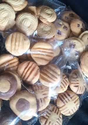 A picture of Different cookie designs.