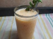 Una foto de tragos con durazno