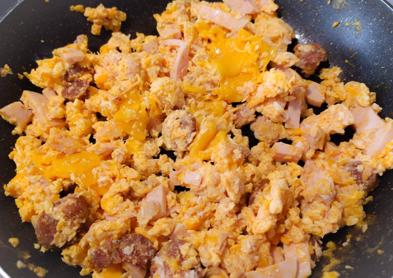 Revueltito de chorizo, cheddar, atún y pavo