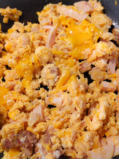 Una foto de Revueltito de chorizo, cheddar, atún y pavo