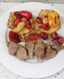 Estofado de cerdo con frutas y verduras salteadas con miel y sésamo