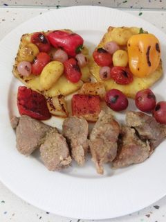 Una foto de Estofado de cerdo con frutas y verduras salteadas con miel y sésamo