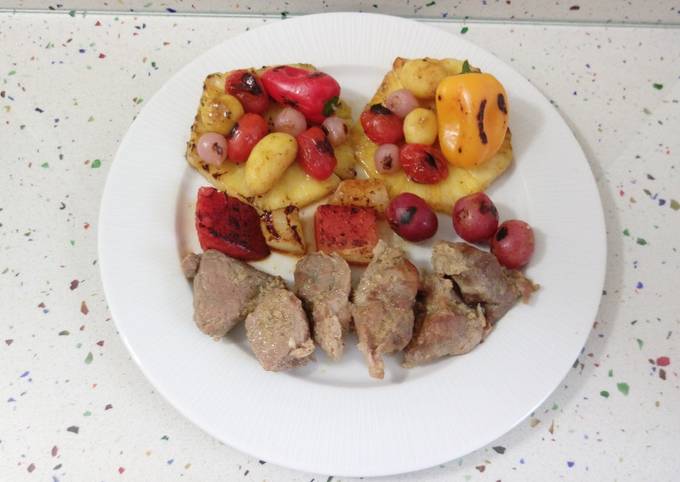 Foto principal de Estofado de cerdo con frutas y verduras salteadas con miel y sésamo