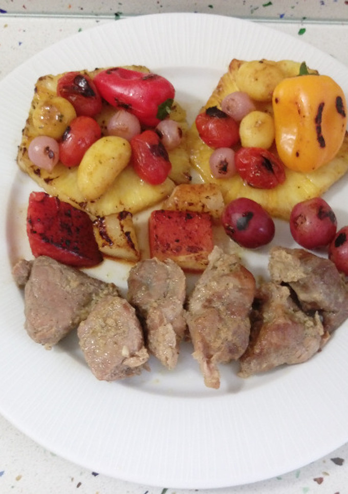 Una foto de Estofado de cerdo con frutas y verduras salteadas con miel y sésamo