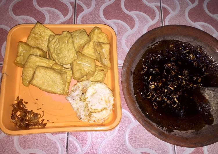 Tahu Dan Telur Goreng Dengan Sambal Kecap