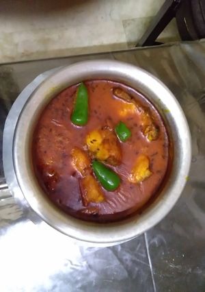 A picture of Rui macher Kalia(rohu fish curry).