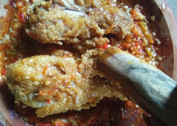 Langkah Mudah untuk Menyiapkan Ayam geprek sambal bawang by bhie yang Lezat Sekali