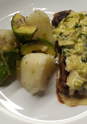 Una foto de Bifes de entrecot con salsa de puerros