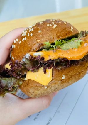 Hình của món Burger trứng tự làm đơn giản.