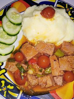 Una foto de Carne de cerdo prensada con tomates cherry