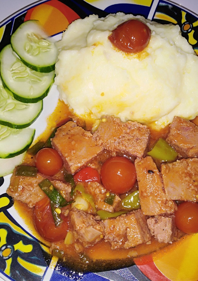 Una foto de Carne de cerdo prensada con tomates cherry