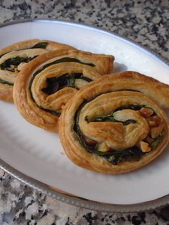 Una foto de Espirales de hojaldre rellenas de espinacas y nueces