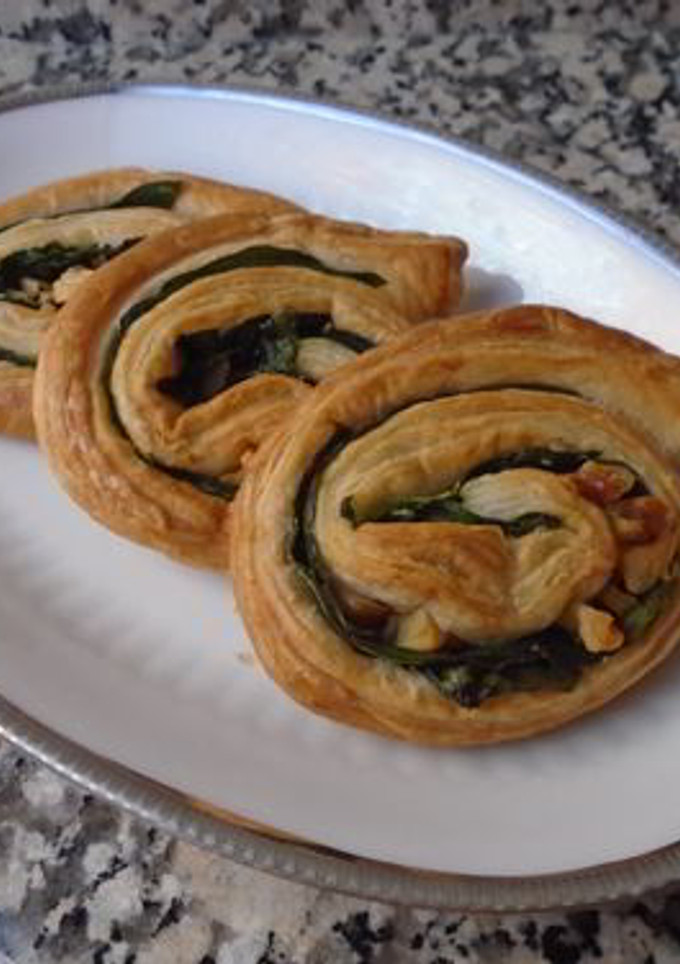 Una foto de Espirales de hojaldre rellenas de espinacas y nueces