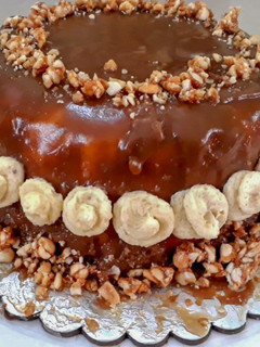 கேரமல் கேக் மற்றும் குளம்பு கண்ணாடி மெருகூட்டல் (Caramel cake recipe in tamil) செய்முறை முக்கிய புகைப்படம்