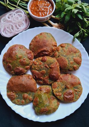 बथुआ की खस्ता कचौड़ी रेसिपी मुख्य फोटो