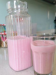 Una foto de Batido de yogur helado con fresas🍓🥛