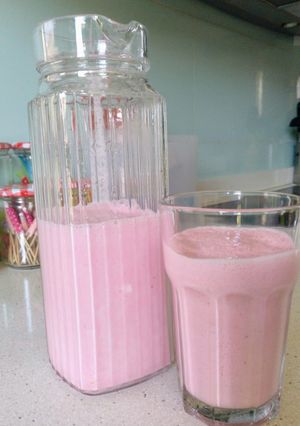 Una foto de Batido de yogur helado con fresas🍓🥛