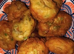 Una foto de Buñuelos de lechuga 🥬 y cebolla de verdeo