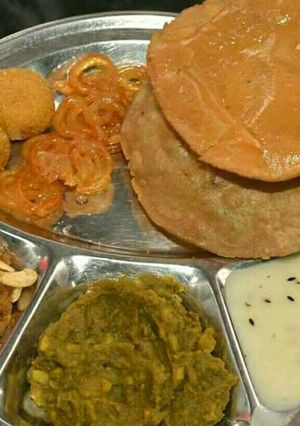 A picture of Dry aalu sabzi with crispy kachori.