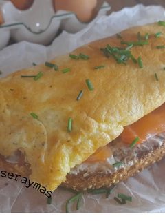 Una foto de Tosta con salmón y tortilla