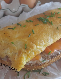 Una foto de Tosta con salmón y tortilla