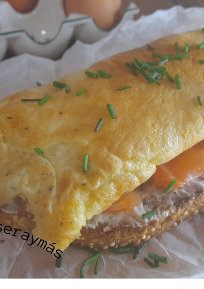 Una foto de Tosta con salmón y tortilla