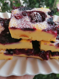 Foto di Quadrotti al limone e frutti di bosco