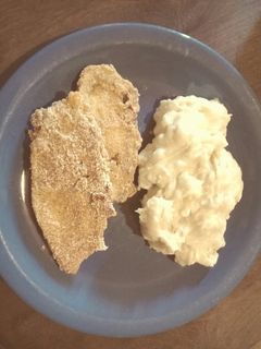 Una foto de Milanesas de berenjena con puré de papas