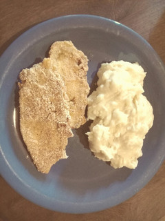 Una foto de Milanesas de berenjena con puré de papas