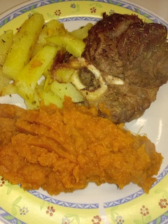 Una foto de Osobuco al horno con puré de batata zanahoria y papas al horno!!